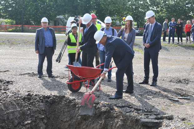 Нови храм образовања у Краљеву: Шарчевић положио камен темељац за изградњу нове ОШ „Свети Сава“ (ФОТО)